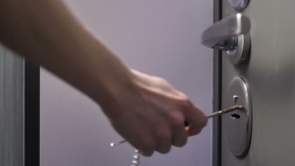 Рука пьяной женщины пытается открыть дверь ключом — стоковое видео