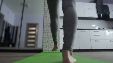 Amut evde ile oldukça sportif kadın egzersiz