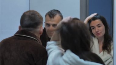 Uykulu çift bir ayna önünde diş fırçalama