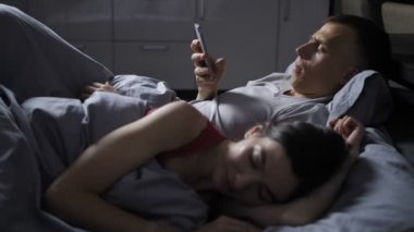 Cep telefonu üzerinden online karısını aldatan koca