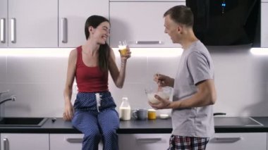 Sabah beraber eğleniyor severler