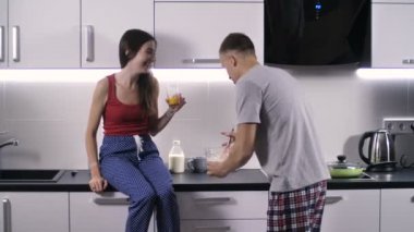 Kocası karısını sabah gülmek yapma