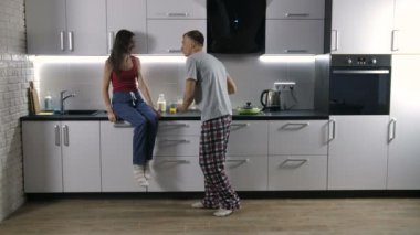 Çift pijama mutfakta dans