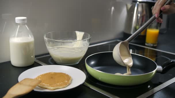 Hand gießt Pfannkuchenteig in die Pfanne — Stockvideo