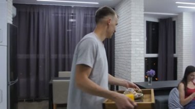 Erkek kızı yatakta kahvaltı ile şaşırtıyor