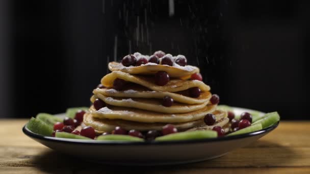 Pancakes pila su piatto spolverato con zucchero a velo — Video Stock