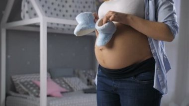 Hamile anne şirin Bebek Patiği ile oynamak