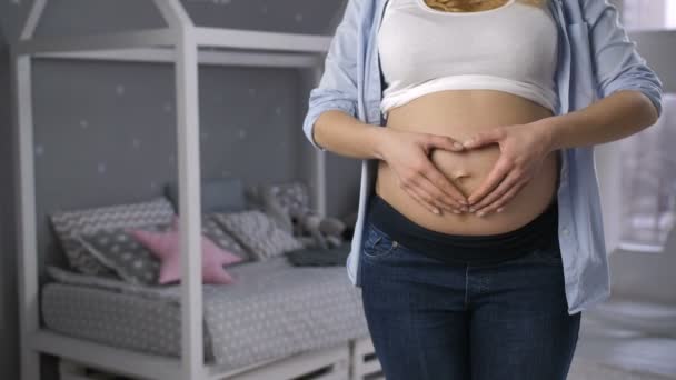 Hacer que la forma del corazón en el vientre embarazada — Vídeos de Stock