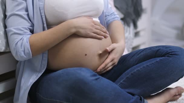 Mulher tocando barriga grávida falando com bebê — Vídeo de Stock