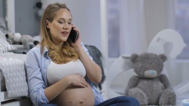 Anne bebek olarak cep telefonu konuşurken bekliyor iter