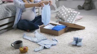 Hamile anne bebek elbise hediye kutusu açma