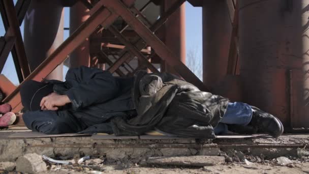 Hombre sin hogar durmiendo afuera en clima frío — Vídeos de Stock