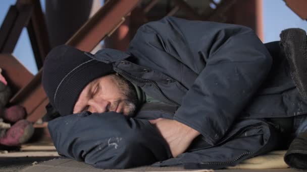 Портрет бездомного мужчины старшего возраста, спящего вблизи — стоковое видео