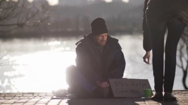 Sokakta para yardımını olgun dilenci