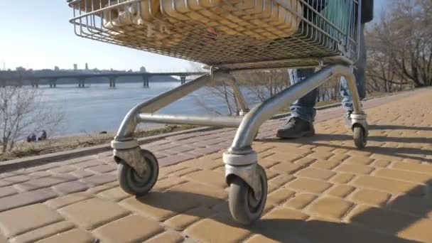 Wheels of cart with homeless mans belongings — Stock Video