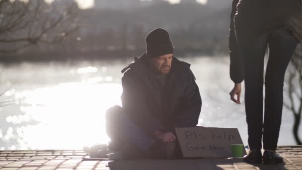 Зріла жебрак просить грошей на допомогу на вулиці — стокове відео