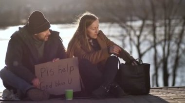 Kadın sandviç paylaşımı ve evsizlere konuşuyor