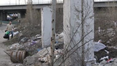 Plastik çöp dökümü City, arayan adam