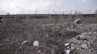 Yasadışı çöplüğü şehrin panoramik manzaralı
