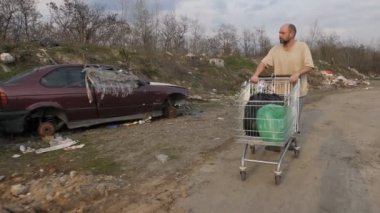 Evsiz adam çöplüğü kart bastırmak Olgun