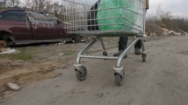 Yakın çekim erkek çöplüğü kart bastırmak