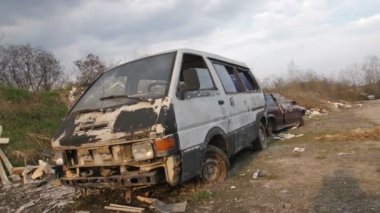 Terk edilmiş paslı araba çöp çöplüğüne yaptı