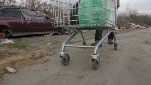 Primo piano maschio spingendo carrello a discarica — Video Stock