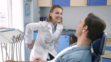 Ona erkek müşteri toplantı çekici kadın diş hekimi