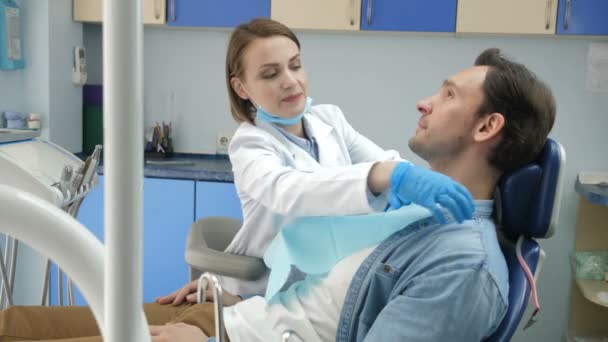 Médico dental preparando al paciente para el tratamiento — Vídeos de Stock