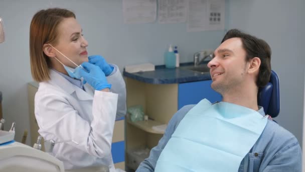 Dentista animando al paciente antes del chequeo en el consultorio — Vídeo de stock