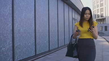 Telefonunuzun ve, Asya ofis çalışanı kahve içme