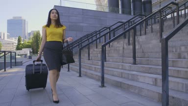 Bavulun Bagaj ile yürüyüş Asya iş kadını