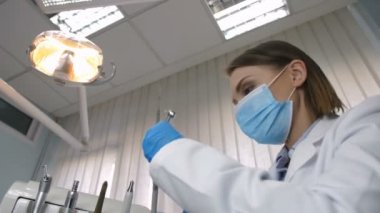 Diş hekimi diş çürüğü, hasta açısından ele alır.