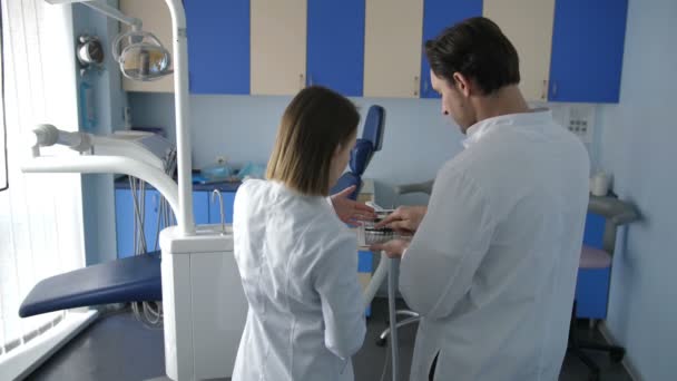 Visão traseira de colegas de dentista usando tablet pc — Vídeo de Stock
