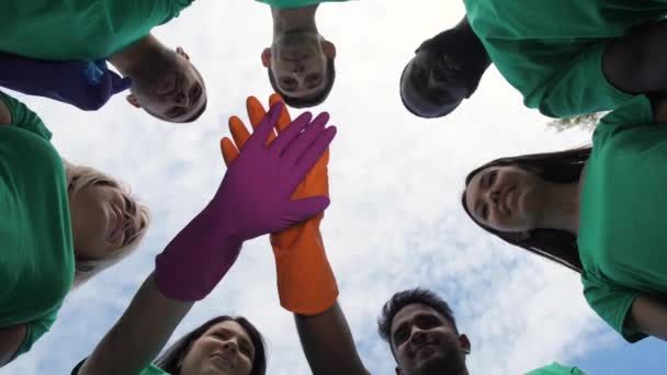 Diverso grupo de voluntarios alegres uniendo sus manos — Vídeos de Stock