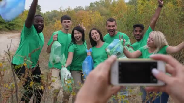 Voluntários multirraciais posando para foto na natureza — Vídeo de Stock