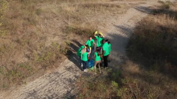 Tiro aéreo de ativistas ecologia feliz ao ar livre — Vídeo de Stock