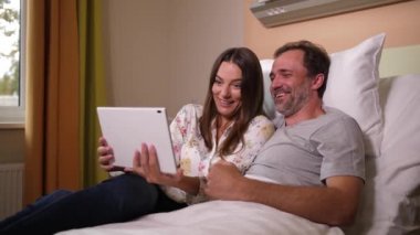 Klinikte internetten sohbet eden evli çift.