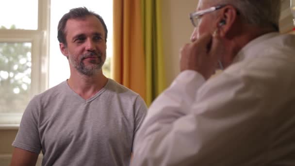 Médecin vieillissant à l'écoute du patient avec stéthoscope — Video