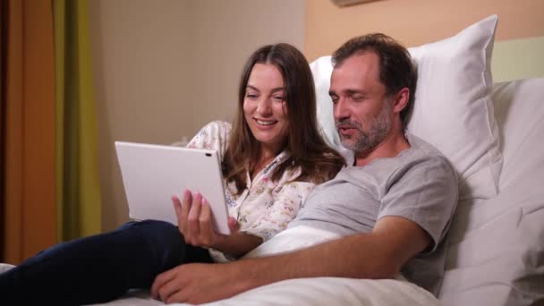 Alegre marido y mujer viendo vídeo en el hospital — Vídeos de Stock