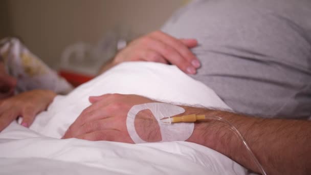 Homem doente acariciando esposa adormecida na clínica — Vídeo de Stock