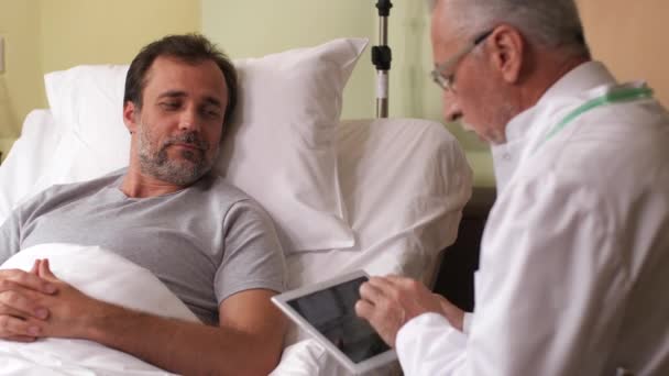Άρρωστος άνθρωπος ευτυχής να ακούσει καλά νέα από το γιατρό — Αρχείο Βίντεο