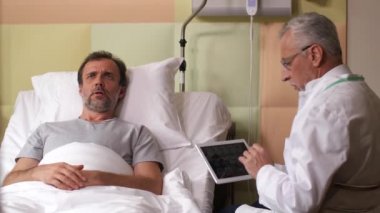 Endişeli hasta doktordan MR sonuçlarını bekliyor.