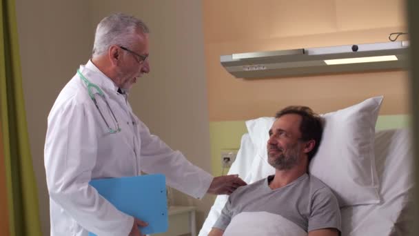Freundlicher Arzt, der dem Patienten gute Nachrichten erzählt — Stockvideo