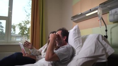 Hasta karı koca klinikte komedi izliyorlar.