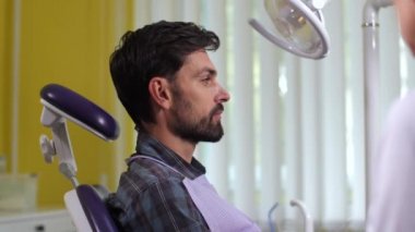 Kameraya gülümseyen dişçi hasta portresi