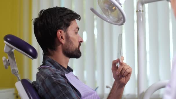 Mosolygó ember portréja fogfehérítés után — Stock videók