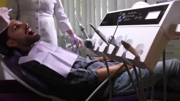 Dentista usando taladro para curar la caries de los dientes — Vídeo de stock