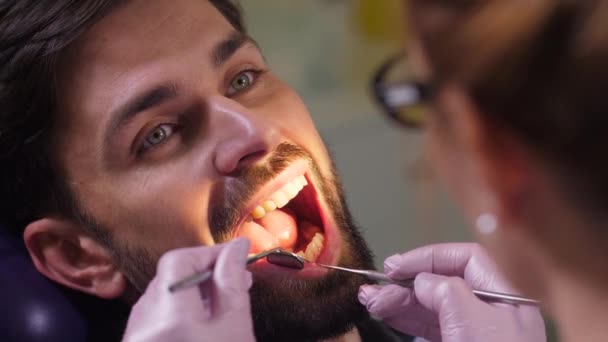 Retrato de hombre con boca abierta en consultorio dental — Vídeo de stock