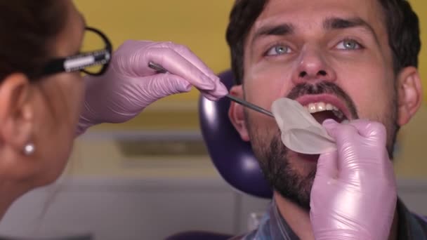 Retrato del hombre que tiene tratamiento dental — Vídeo de stock